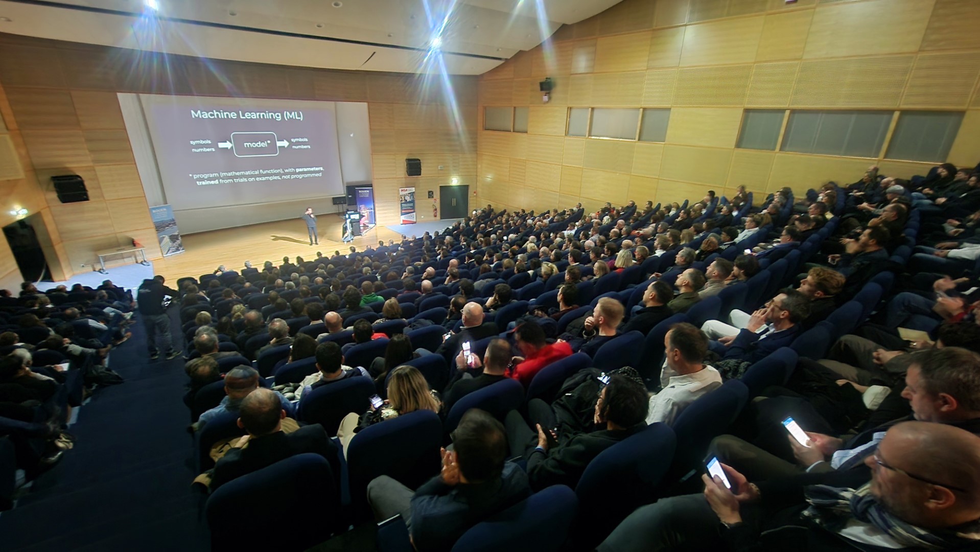 500 décideurs étaient réunis pour écouter les différents intervenant dont Patrick PEREZ, CEO de KYUTAI